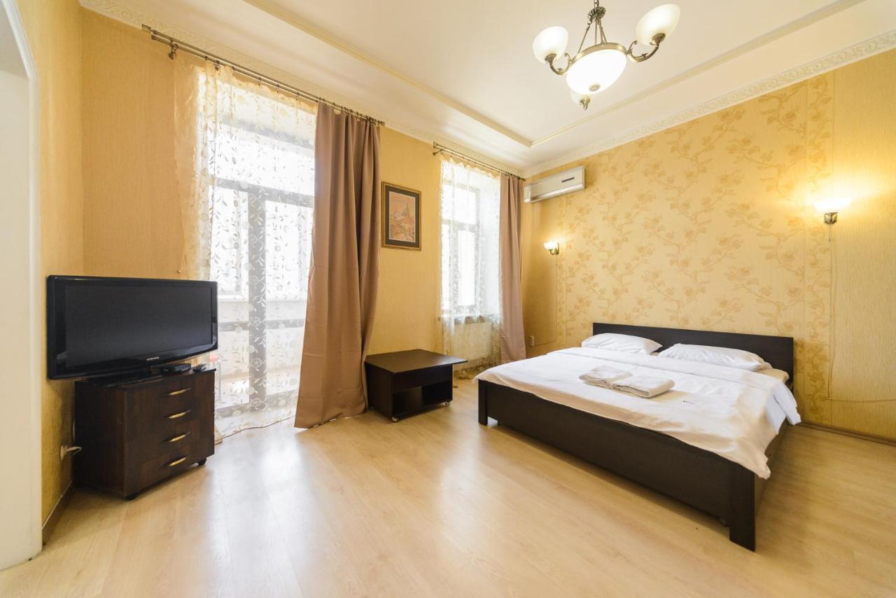 911 Apartments Antonovichа Kyiv Exterior photo