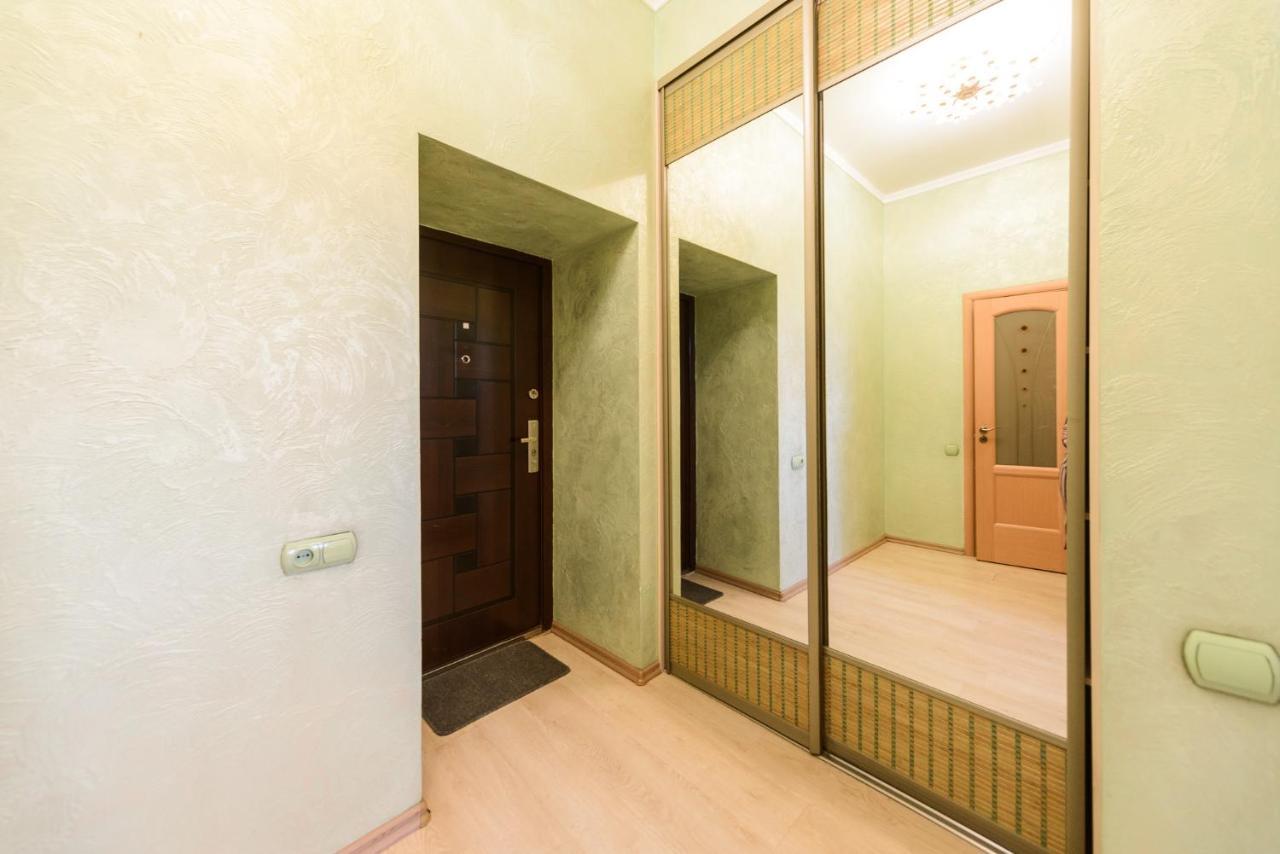 911 Apartments Antonovichа Kyiv Exterior photo
