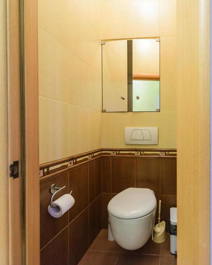 911 Apartments Antonovichа Kyiv Exterior photo
