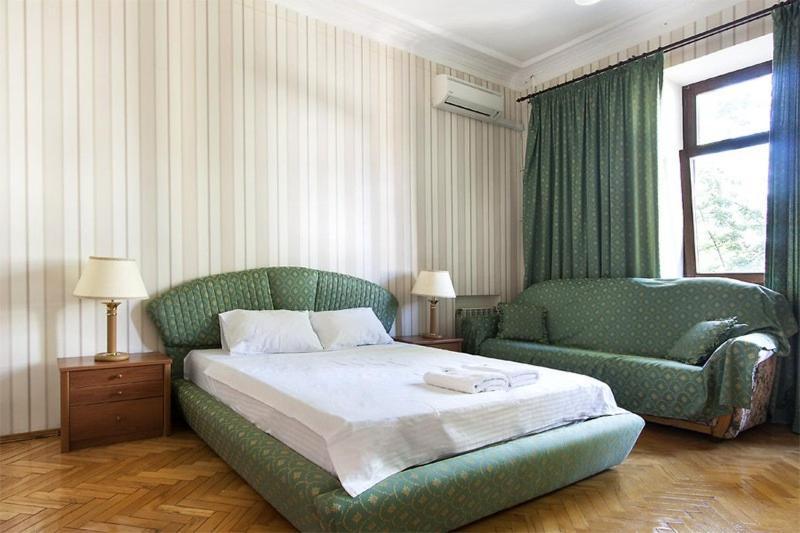 911 Apartments Antonovichа Kyiv Exterior photo