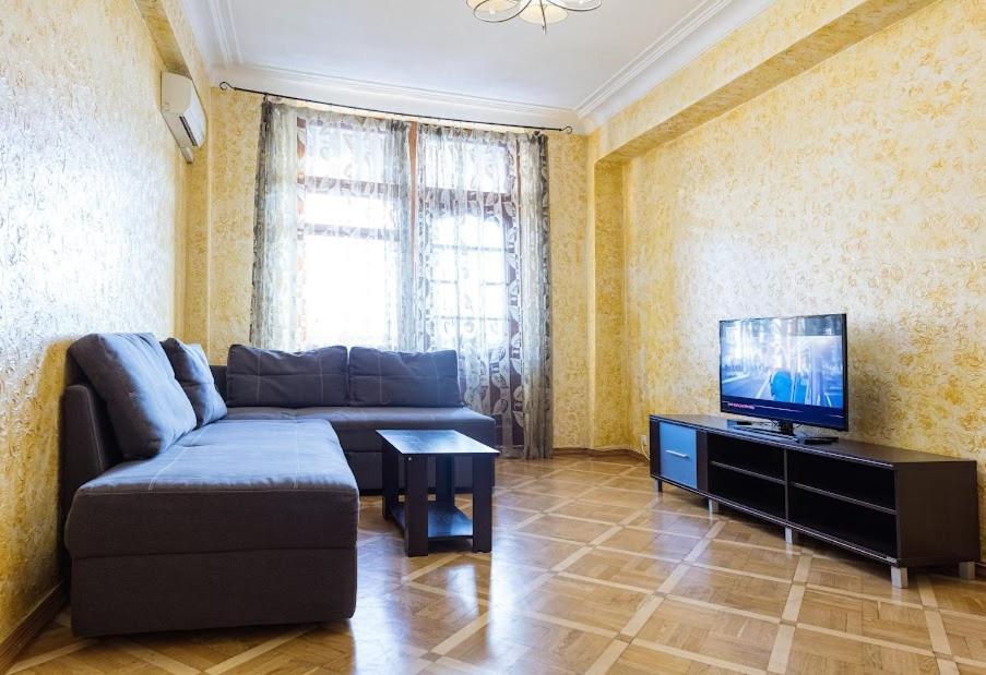 911 Apartments Antonovichа Kyiv Exterior photo