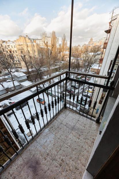 911 Apartments Antonovichа Kyiv Exterior photo