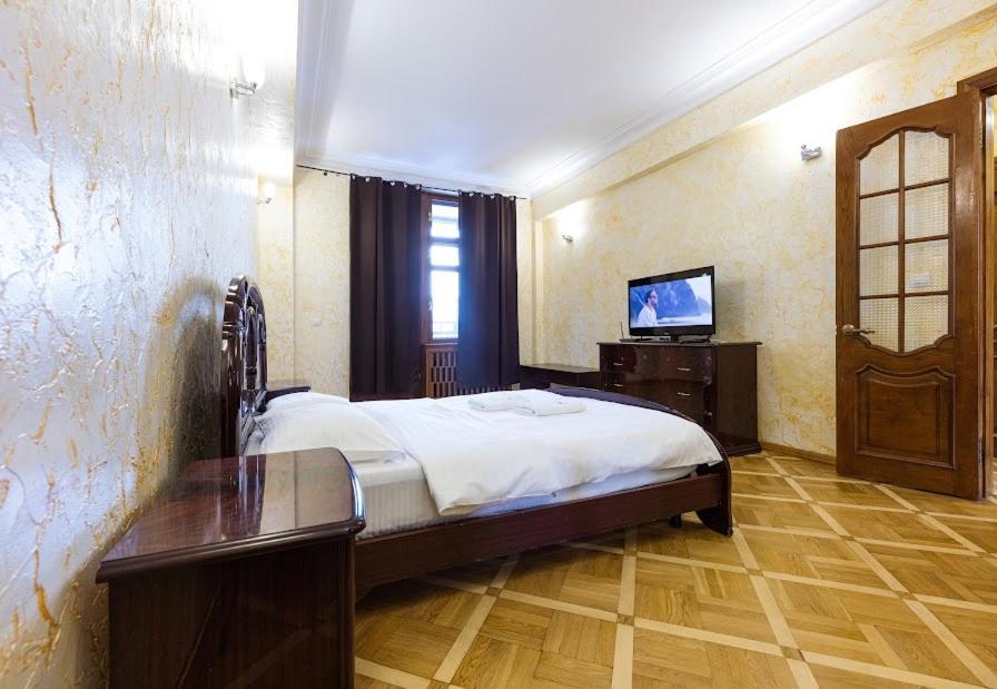 911 Apartments Antonovichа Kyiv Exterior photo