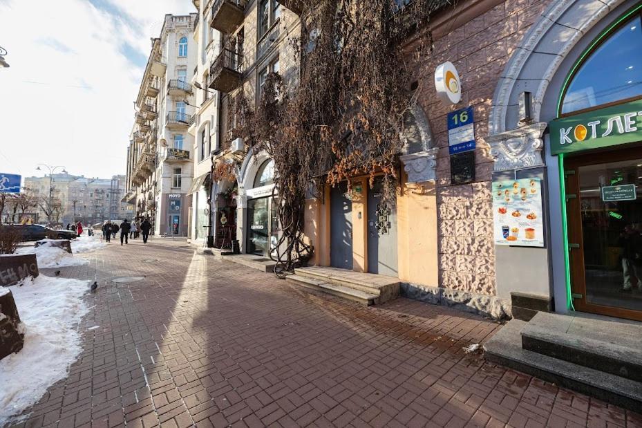 911 Apartments Antonovichа Kyiv Exterior photo
