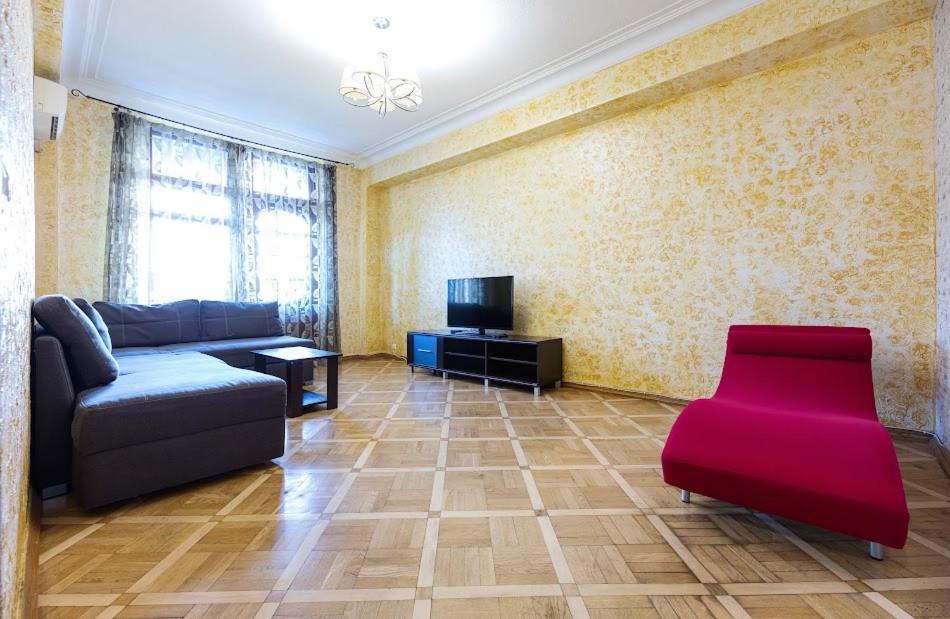 911 Apartments Antonovichа Kyiv Exterior photo