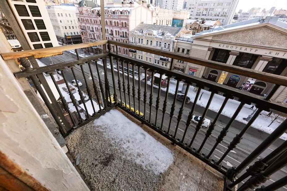 911 Apartments Antonovichа Kyiv Exterior photo
