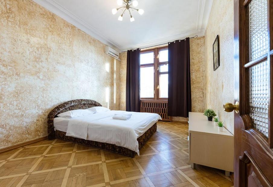 911 Apartments Antonovichа Kyiv Exterior photo